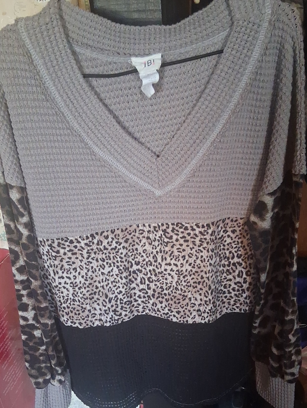 Womens V-Neck Colorblock Leopard Knit Top - Taupe/Black